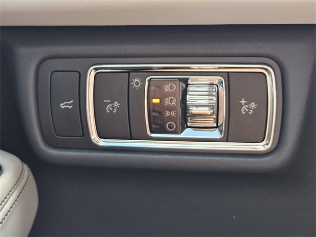 Vehicle image 27 of 32