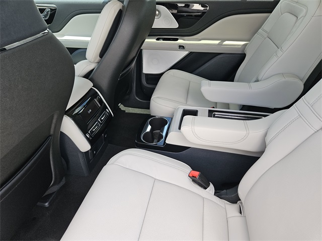 Vehicle image 21 of 32