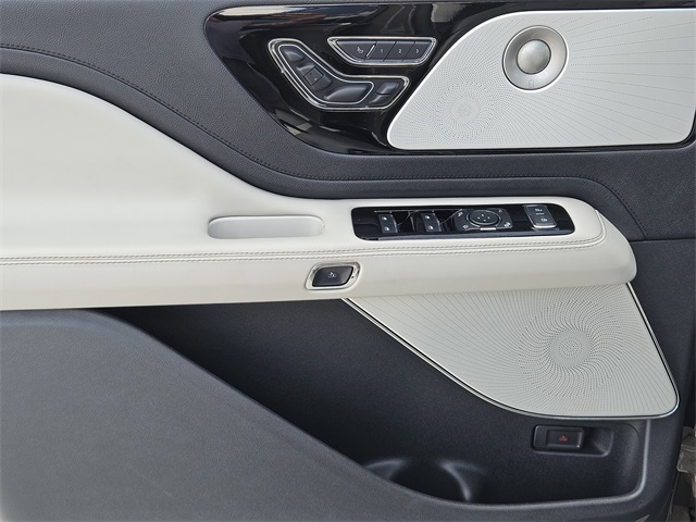 Vehicle image 19 of 32