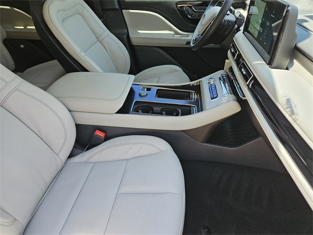 Vehicle image 13 of 32