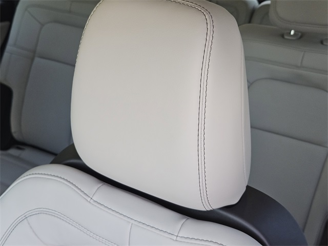 Vehicle image 14 of 32