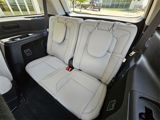 Vehicle image 29 of 32