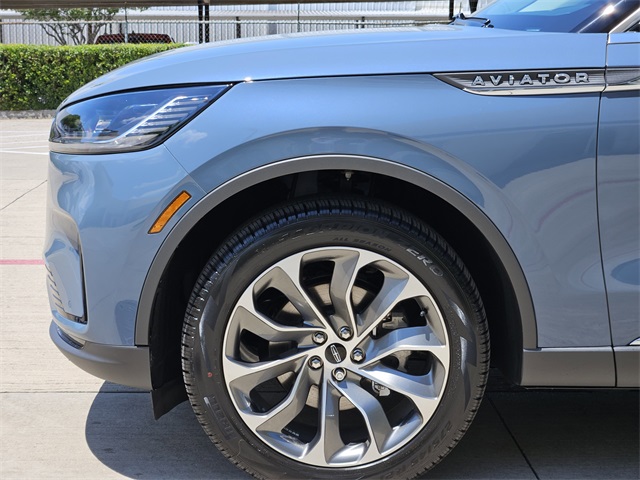 Vehicle image 10 of 32