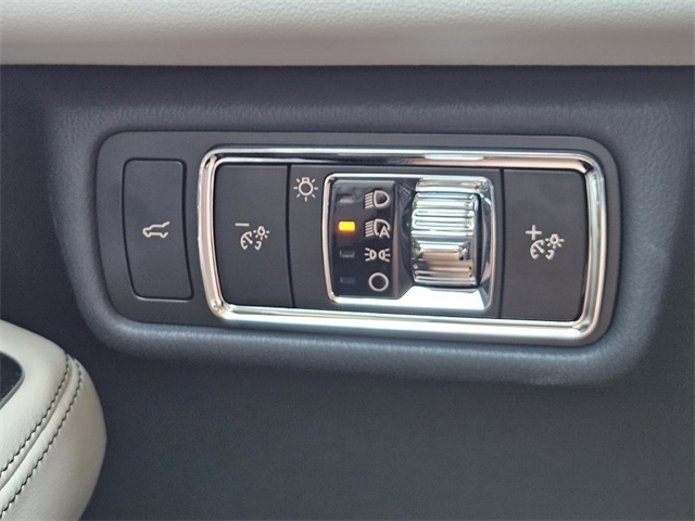 Vehicle image 21 of 32