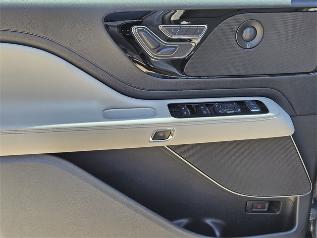 Vehicle image 22 of 32
