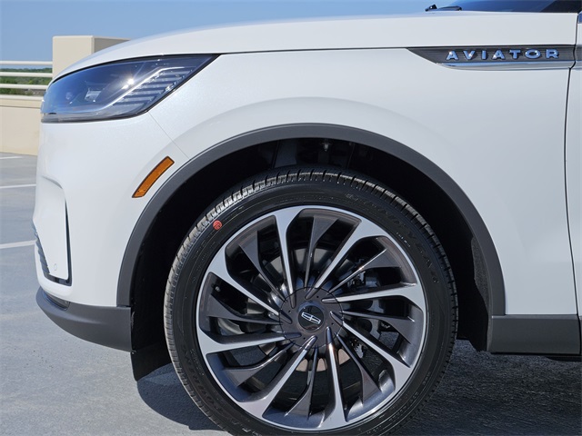 Vehicle image 10 of 32