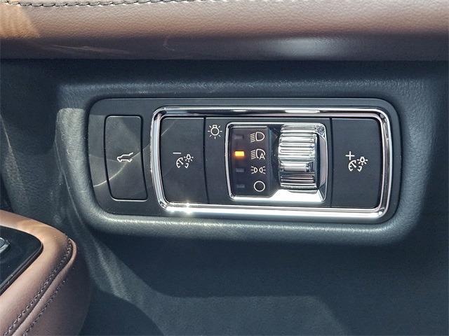 Vehicle image 21 of 32
