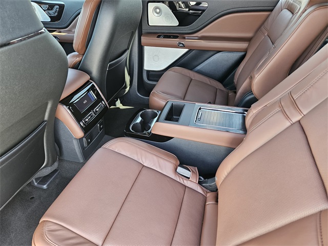 Vehicle image 28 of 32