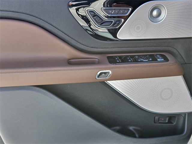 Vehicle image 22 of 32