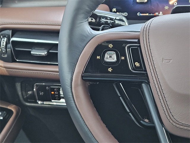 Vehicle image 26 of 32