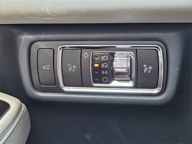 Vehicle image 20 of 32