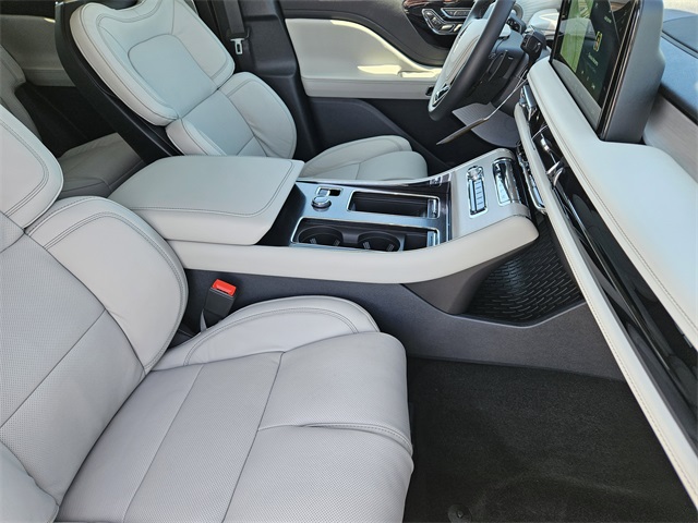 Vehicle image 13 of 32