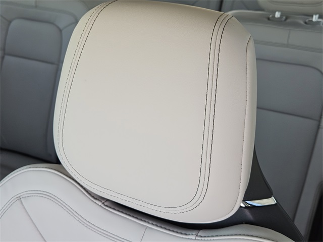Vehicle image 14 of 32