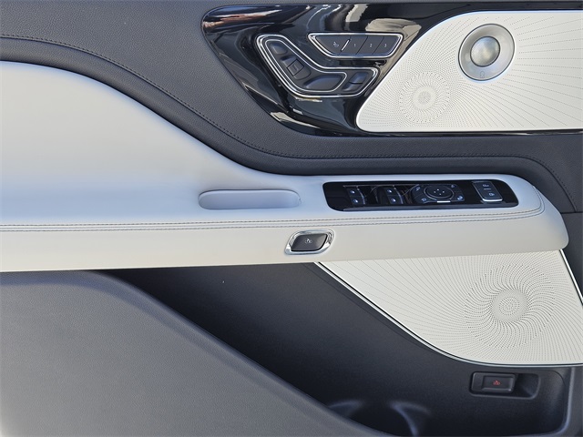 Vehicle image 21 of 32
