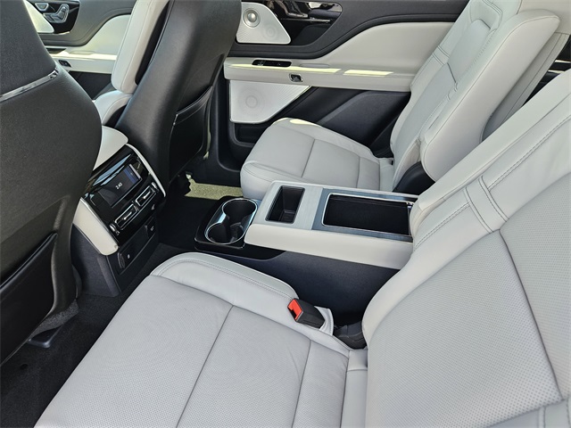 Vehicle image 27 of 32