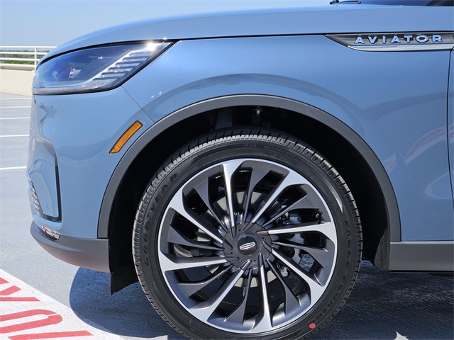 Vehicle image 10 of 32