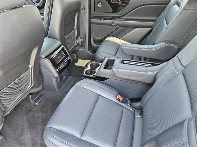 Vehicle image 28 of 32