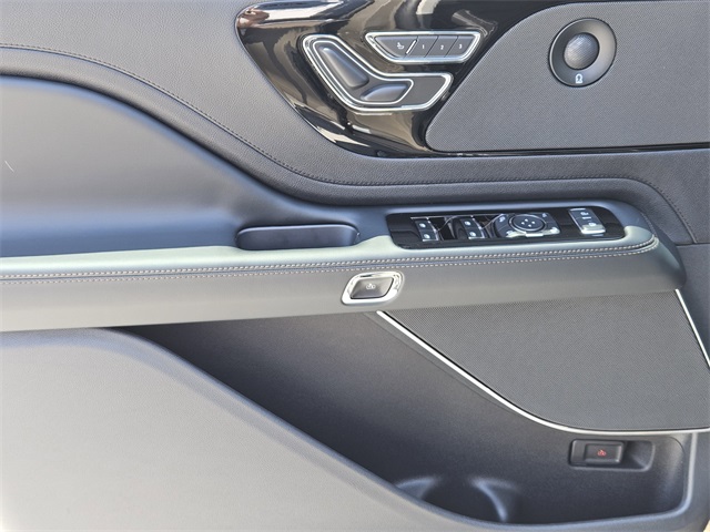 Vehicle image 22 of 32