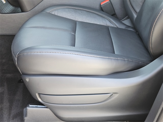 Vehicle image 23 of 32
