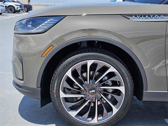 Vehicle image 10 of 32