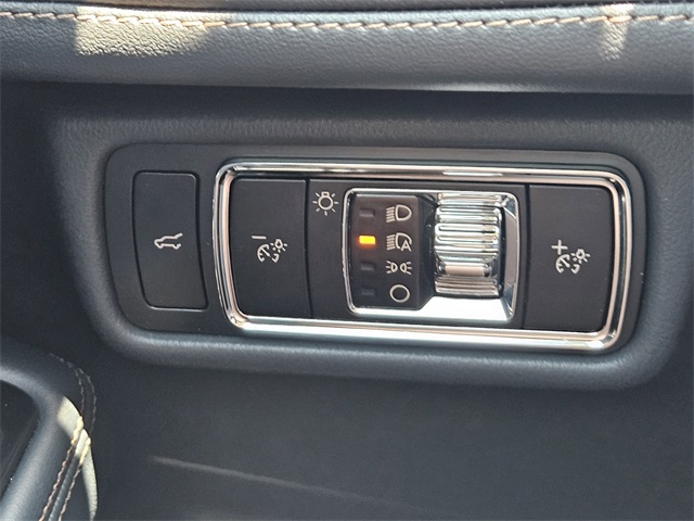 Vehicle image 21 of 32
