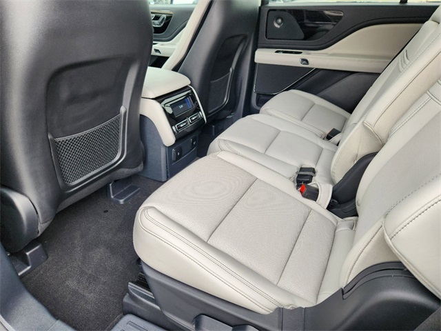 Vehicle image 27 of 30