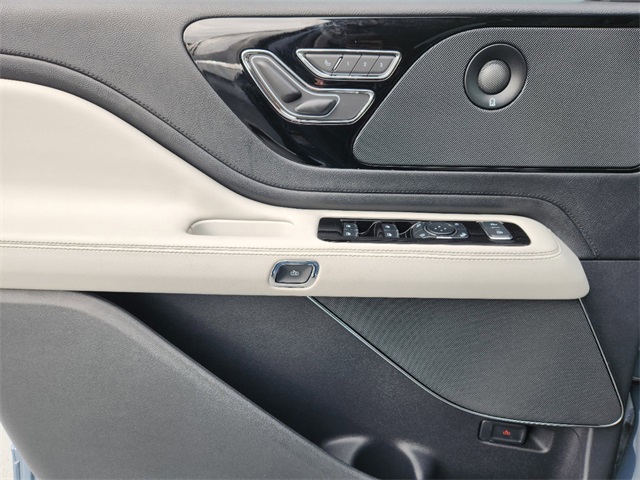 Vehicle image 21 of 30