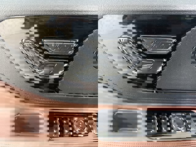 Vehicle image 29 of 33