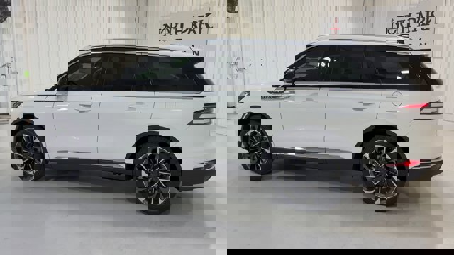 Vehicle image 10 of 33