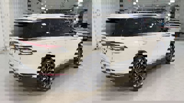 Vehicle image 8 of 33