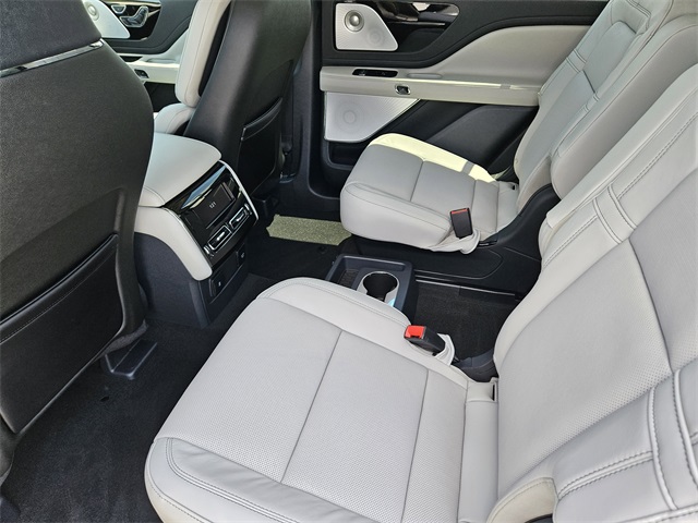 Vehicle image 28 of 32