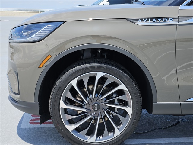 Vehicle image 10 of 32