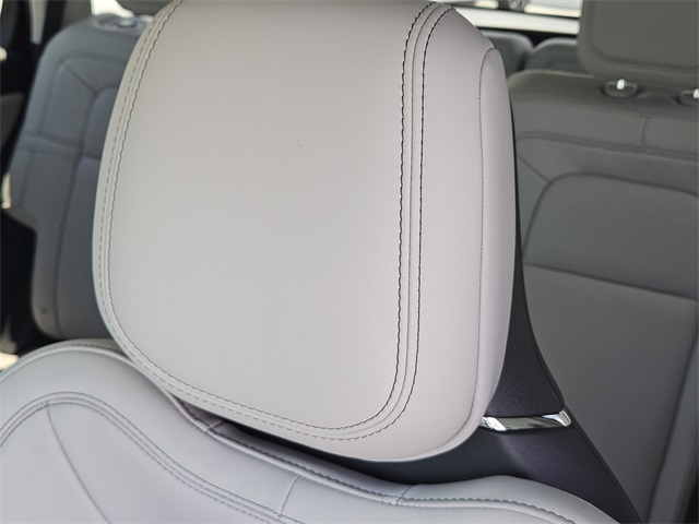 Vehicle image 14 of 32
