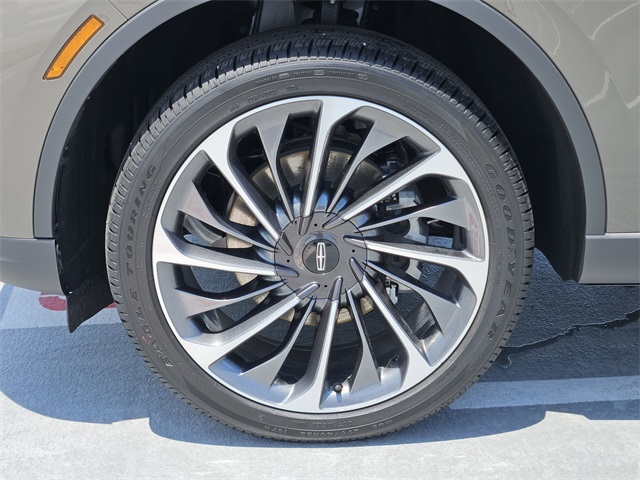Vehicle image 11 of 32