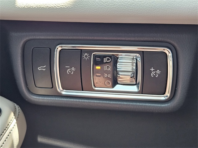Vehicle image 21 of 32