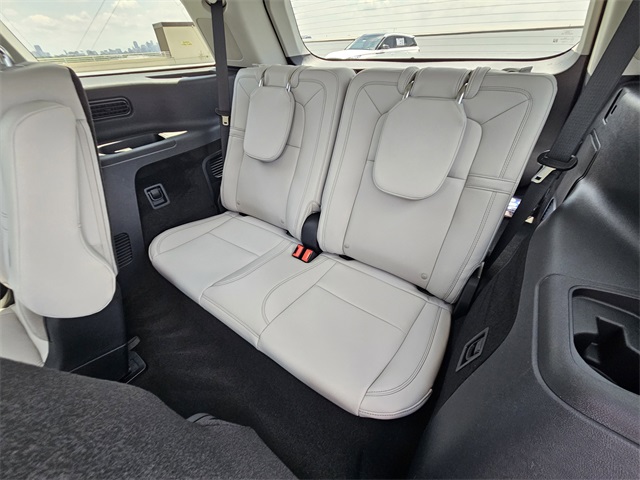 Vehicle image 29 of 32