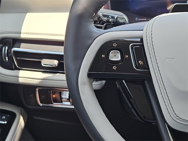 Vehicle image 26 of 32