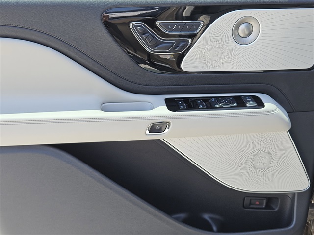 Vehicle image 22 of 32