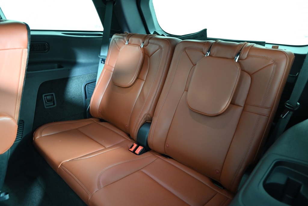 Vehicle image 21 of 34