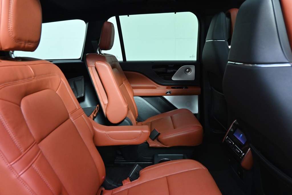 Vehicle image 17 of 34