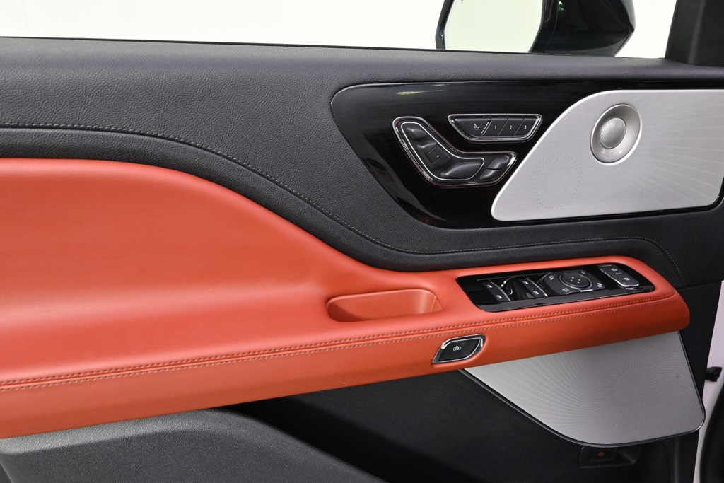 Vehicle image 22 of 34