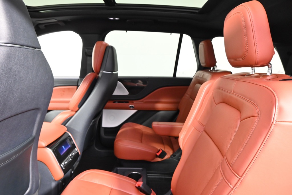 Vehicle image 20 of 34