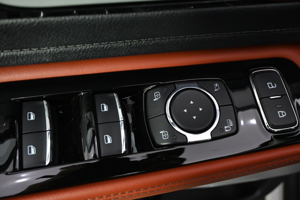 Vehicle image 23 of 34