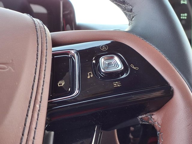Vehicle image 25 of 28