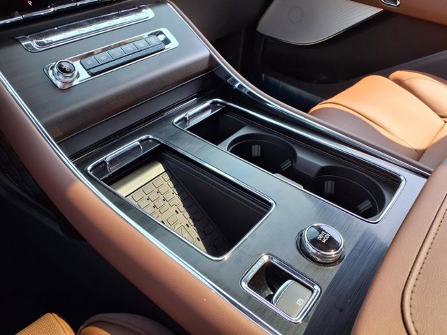 Vehicle image 23 of 28
