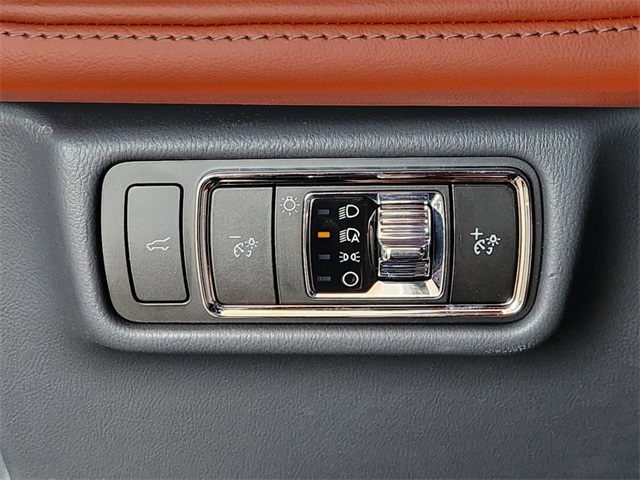 Vehicle image 21 of 31