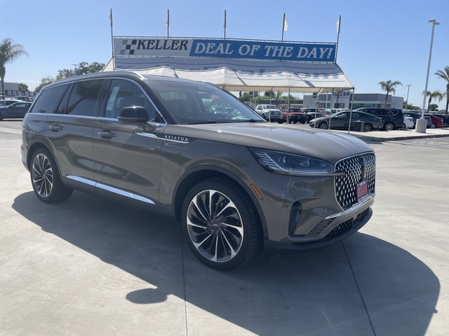 2025 Lincoln Aviator Reserve Image 3 of 30