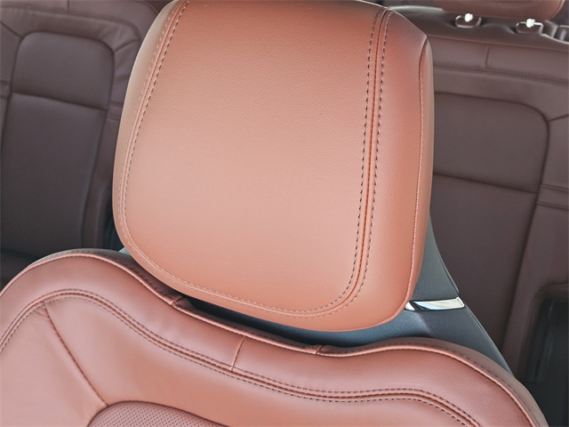 Vehicle image 14 of 32
