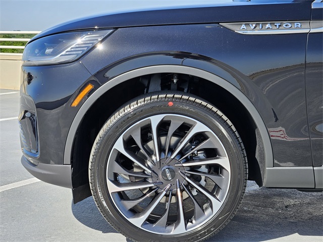 Vehicle image 10 of 32