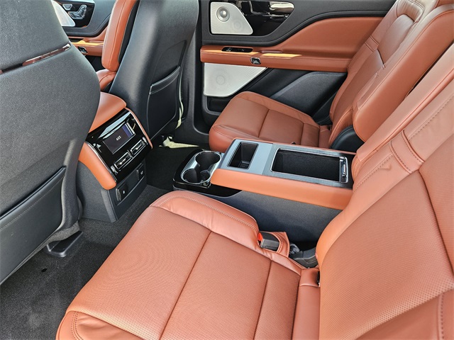 Vehicle image 28 of 32